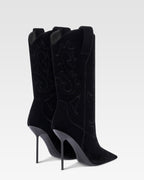 Stiefel aus schwarzem Samt.