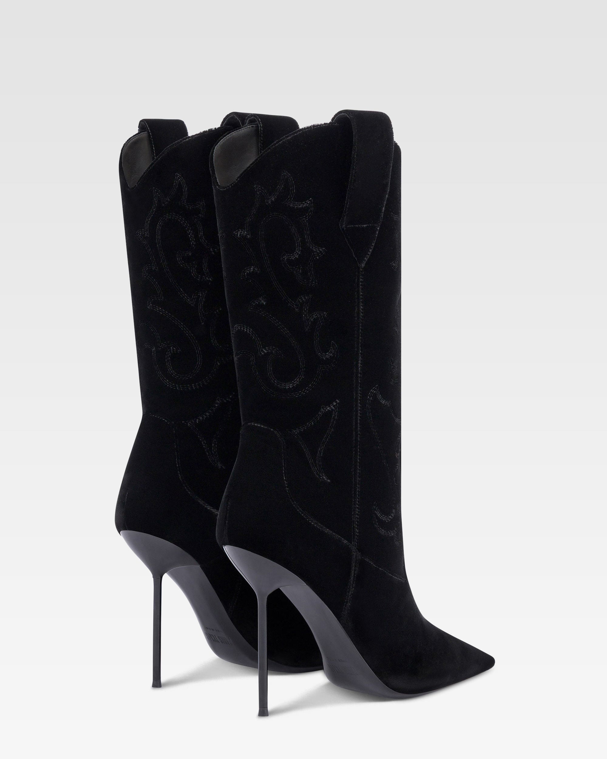 Botas de terciopelo de color negro.