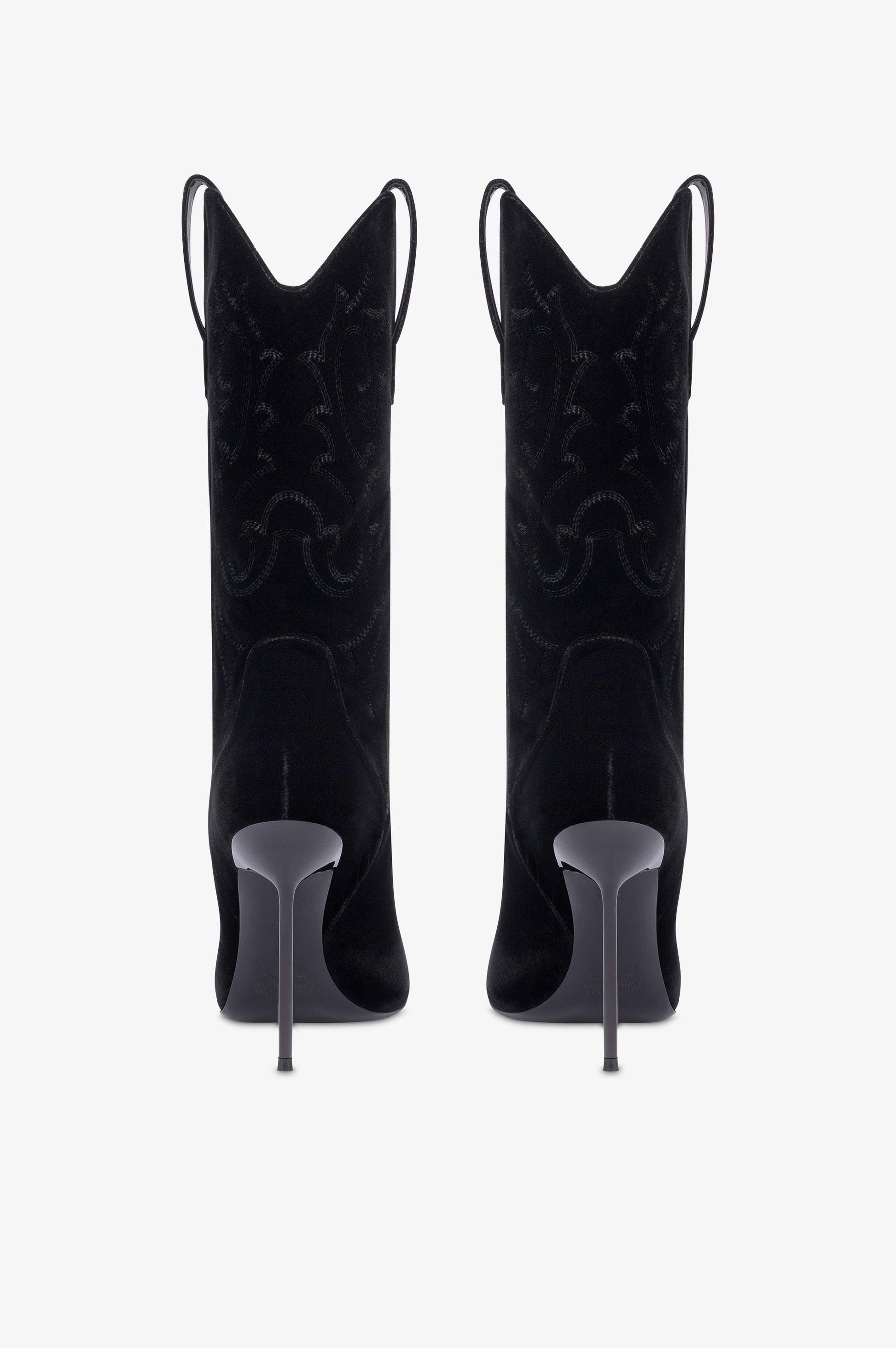 Botas de terciopelo de color negro.