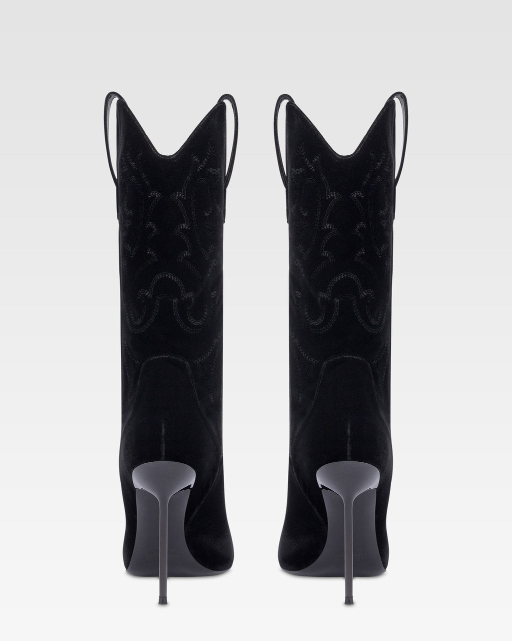 Stiefel aus schwarzem Samt.