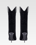 Stiefel aus schwarzem Samt.