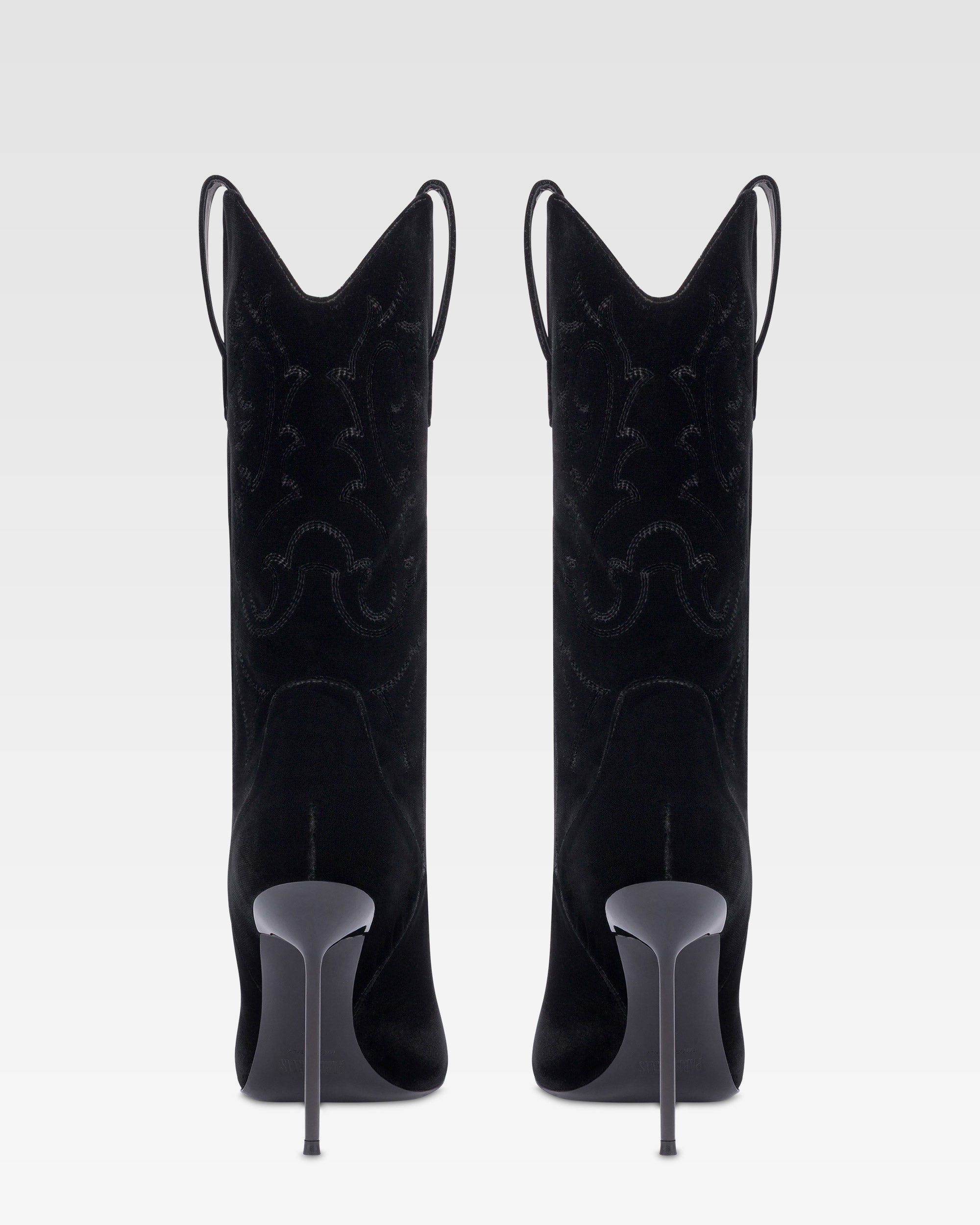 Botas de terciopelo de color negro.