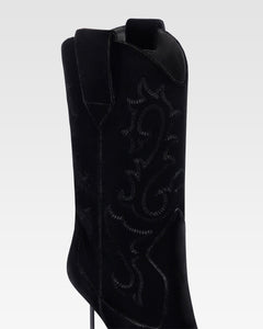 Stiefel aus schwarzem Samt.