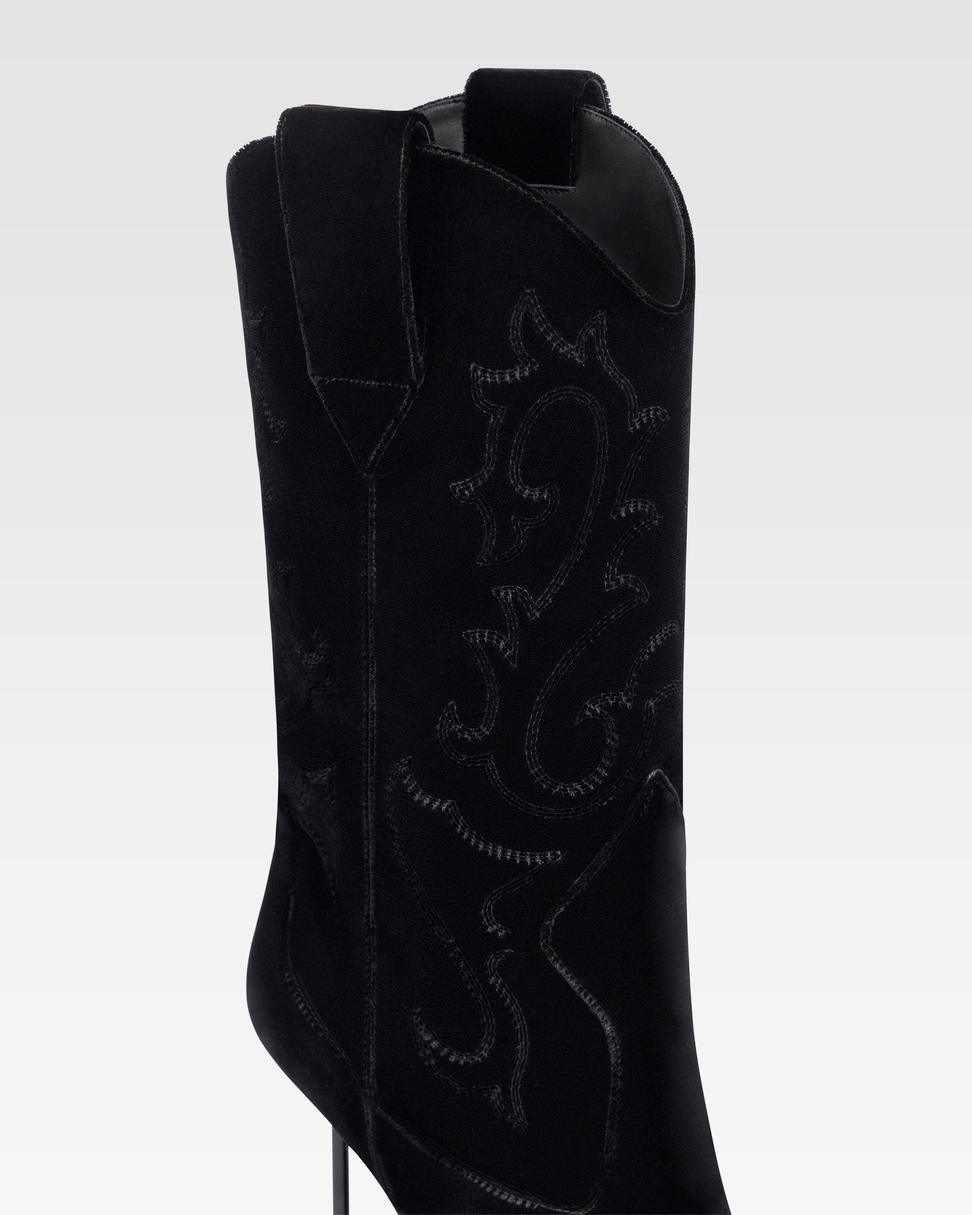 Botas de terciopelo de color negro.