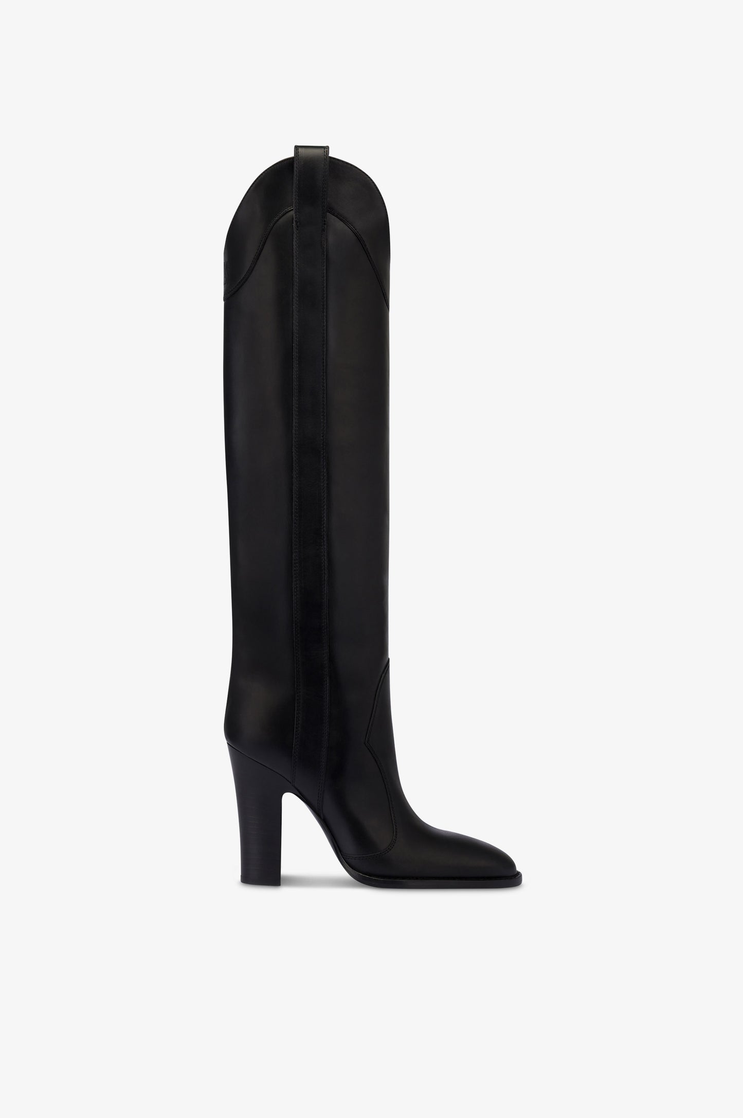 Boots in black calf leather.