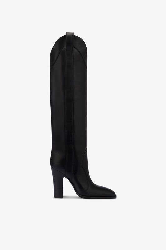 Boots in black calf leather.