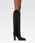 Botas de piel de becerro de color negro.