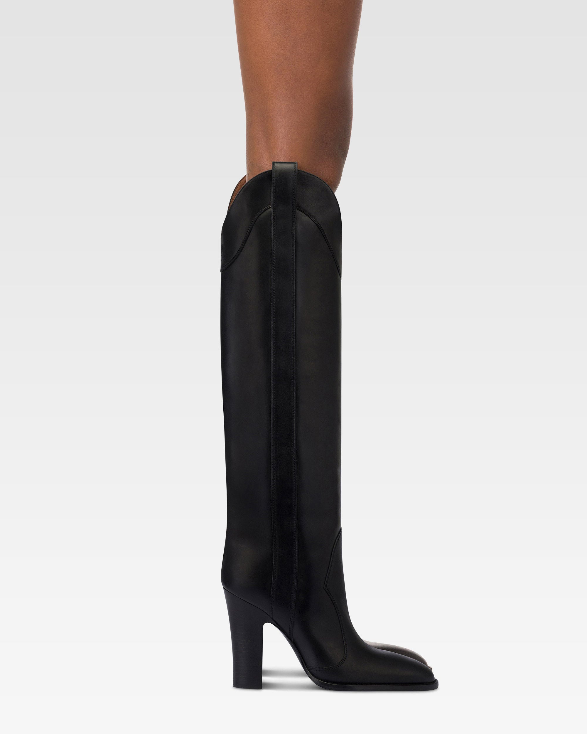 Stiefel aus schwarzem Kalbsleder.