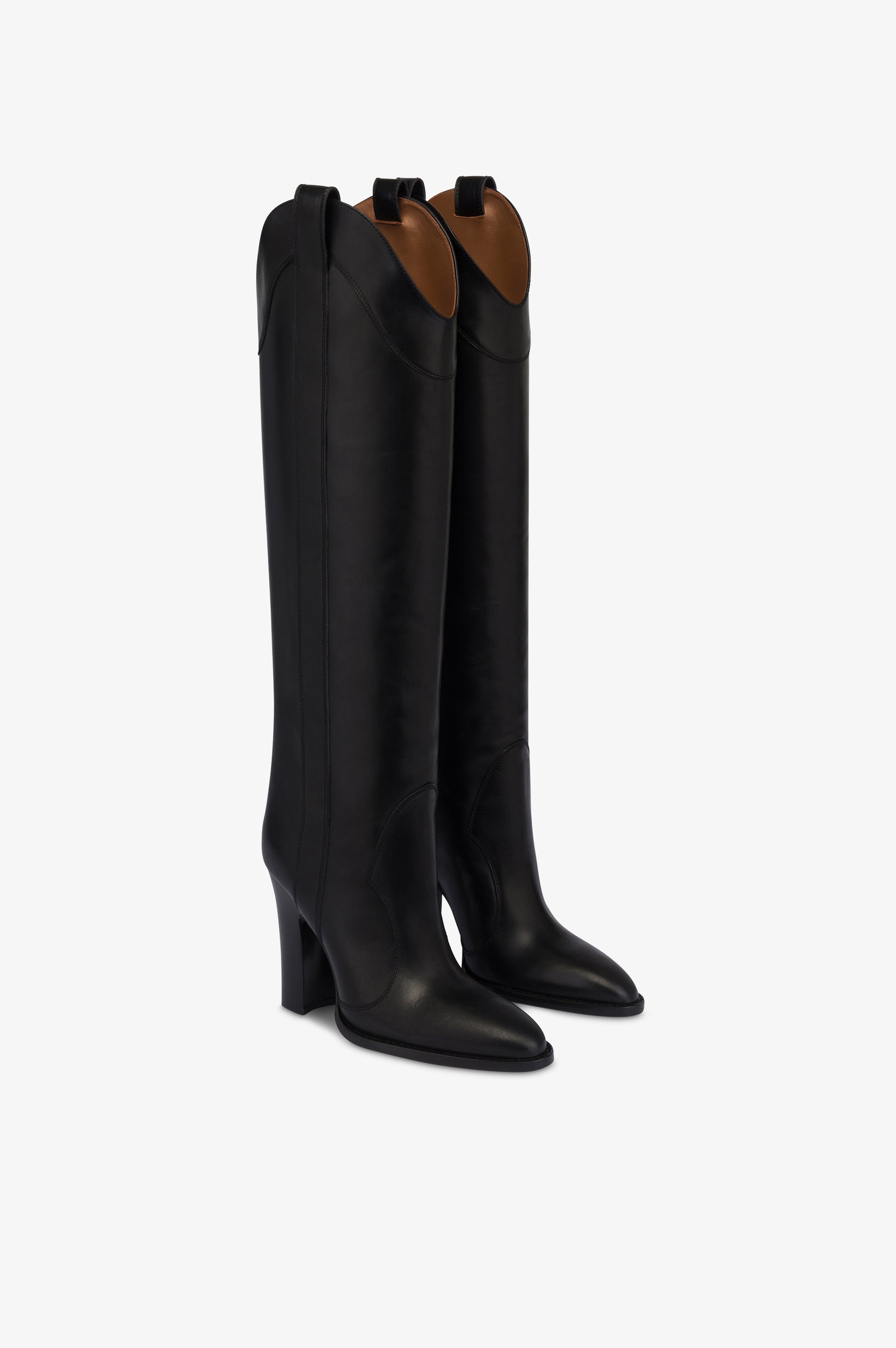 Boots in black calf leather.