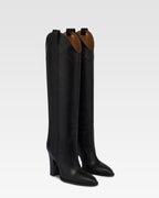 Botas de piel de becerro de color negro.