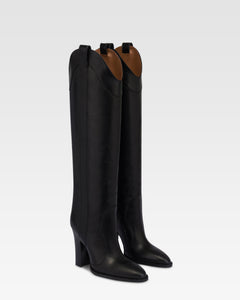 Botas de piel de becerro de color negro.