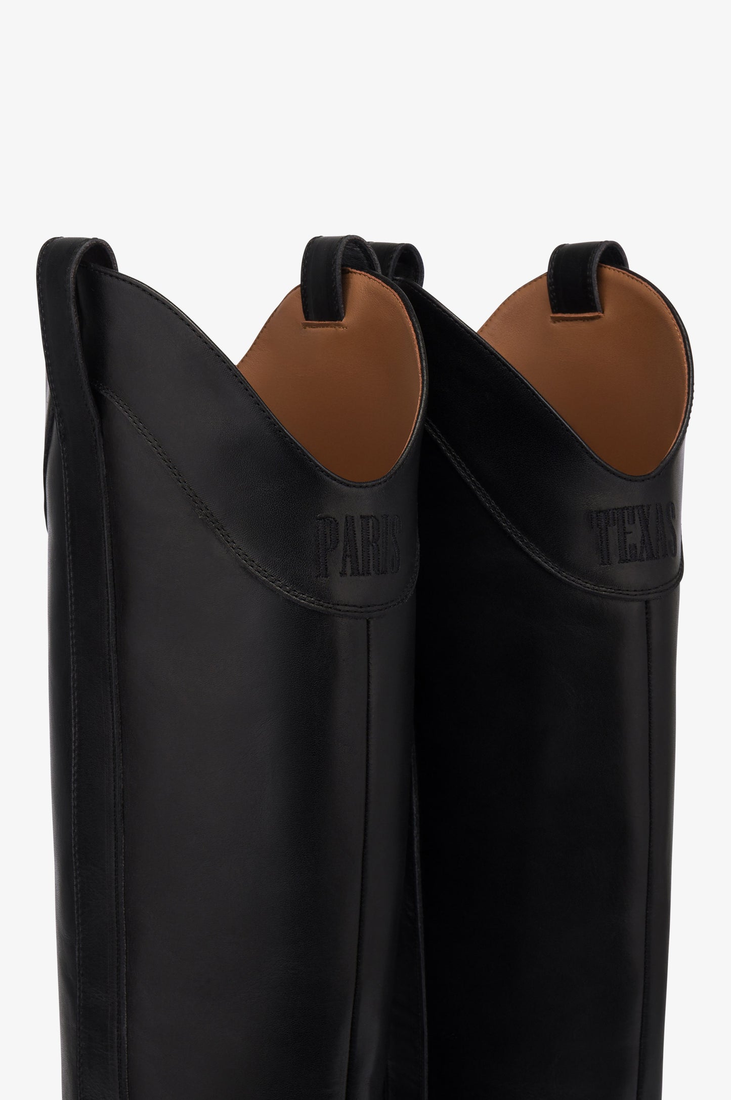 Boots in black calf leather.