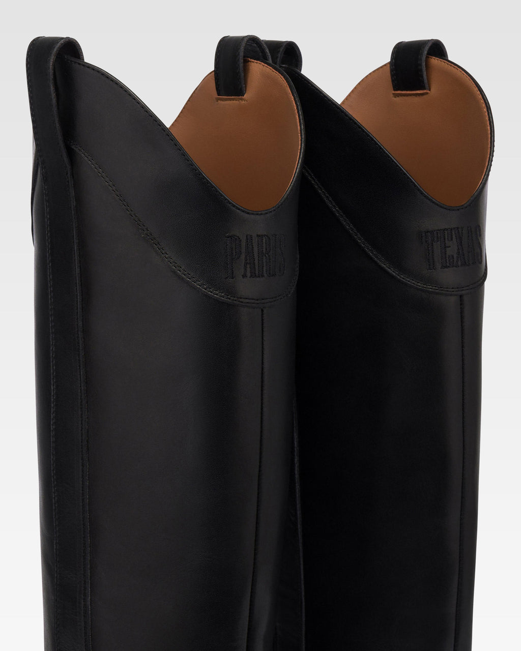 Botas de piel de becerro de color negro.