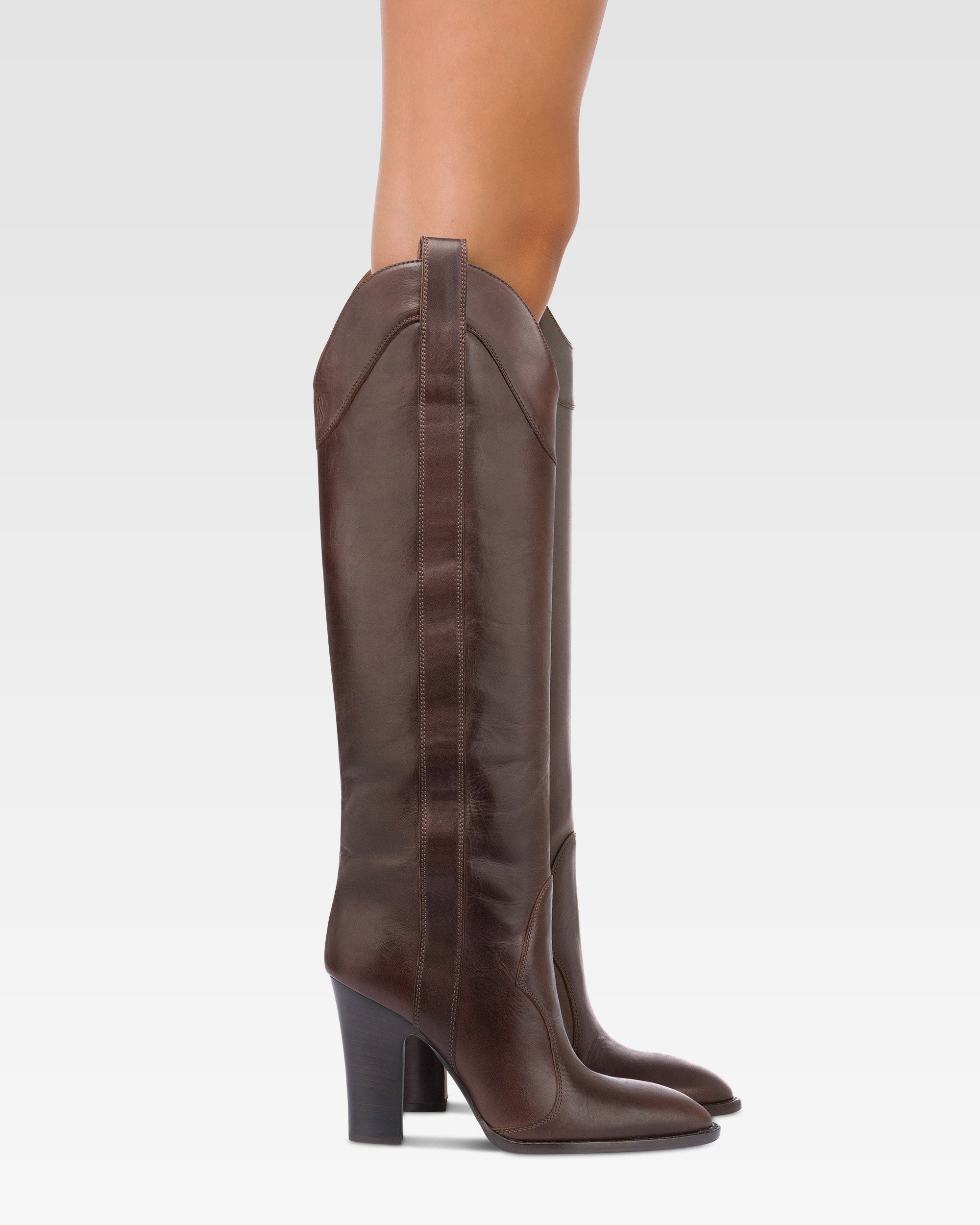 Botas de piel de becerro de color ebano.