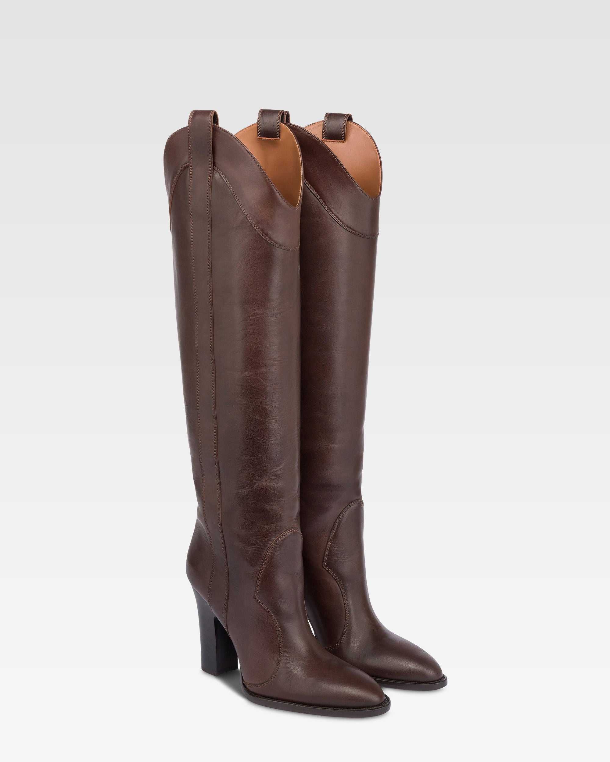 Botas de piel de becerro de color ebano.