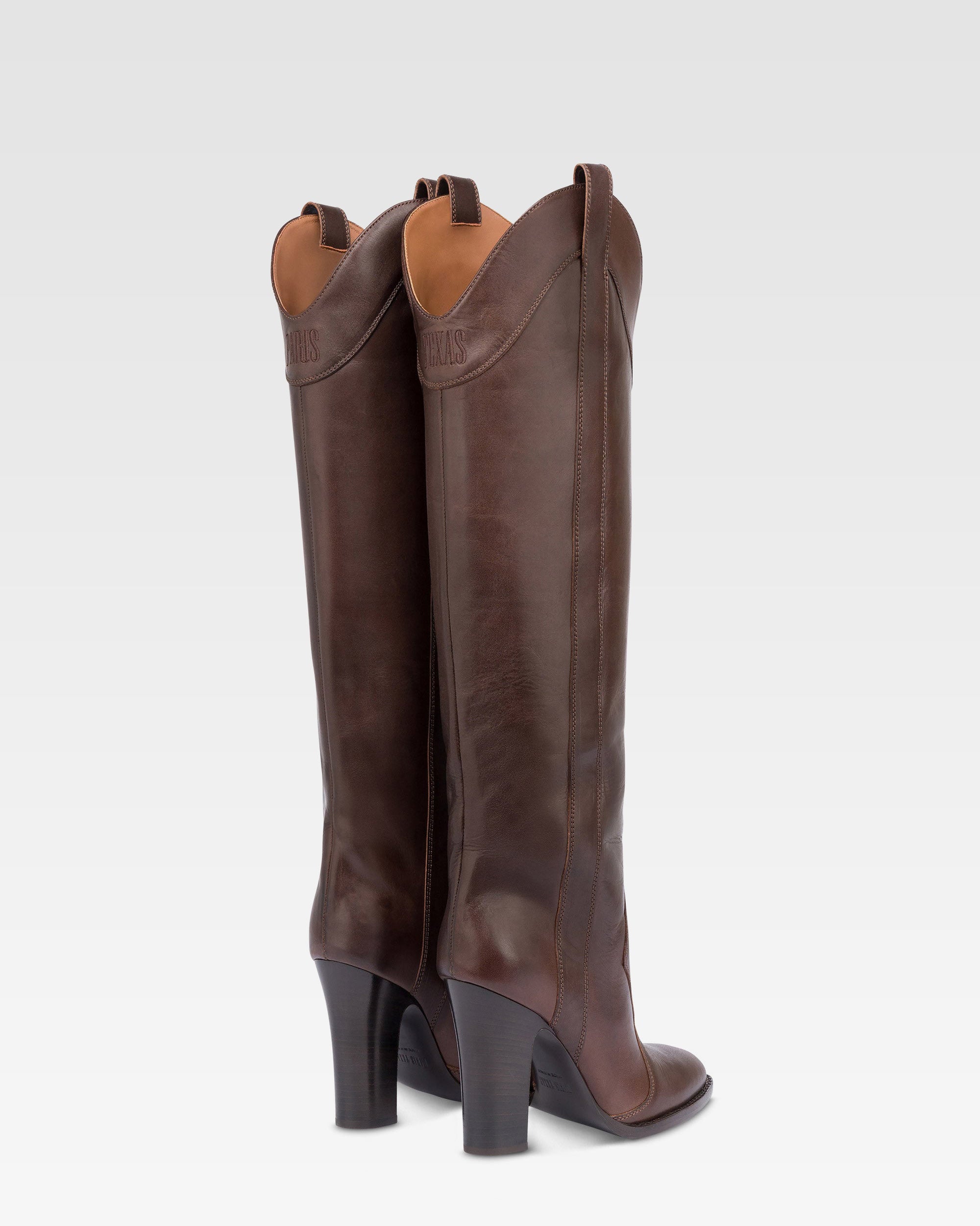 Botas de piel de becerro de color ebano.