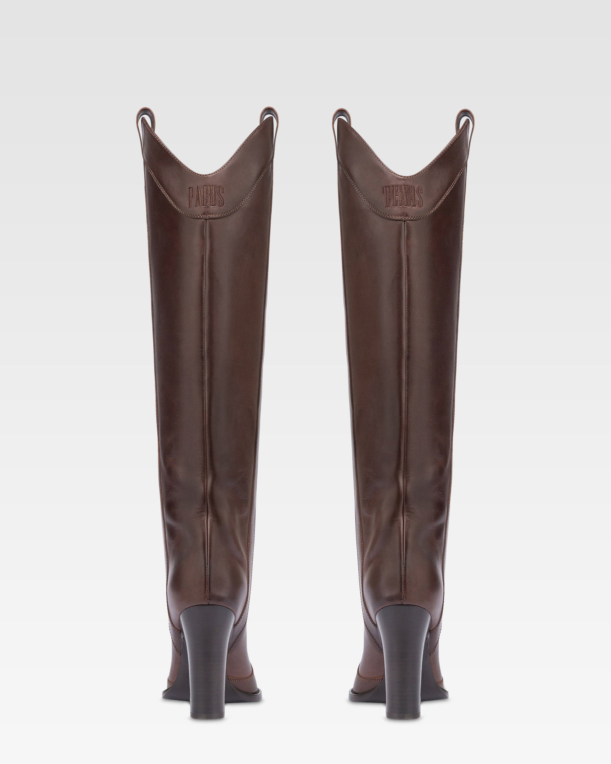 Botas de piel de becerro de color ebano.