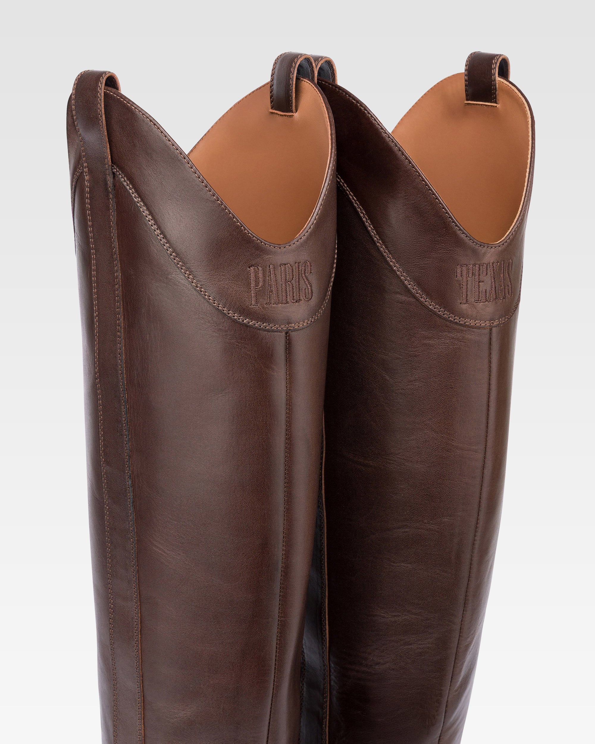 Botas de piel de becerro de color ebano.