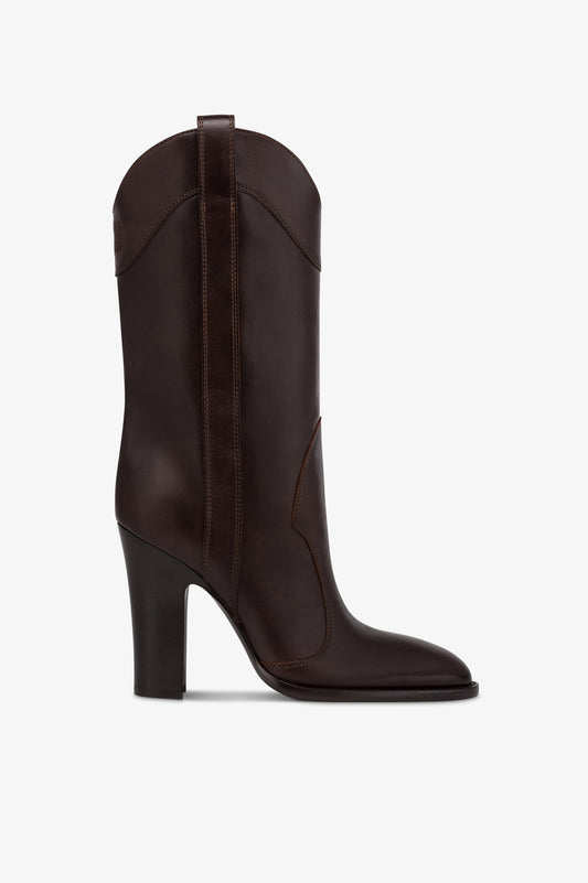 Boots in ebony calf leather.