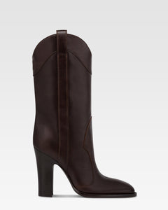 Botas de piel de becerro de color ebano.