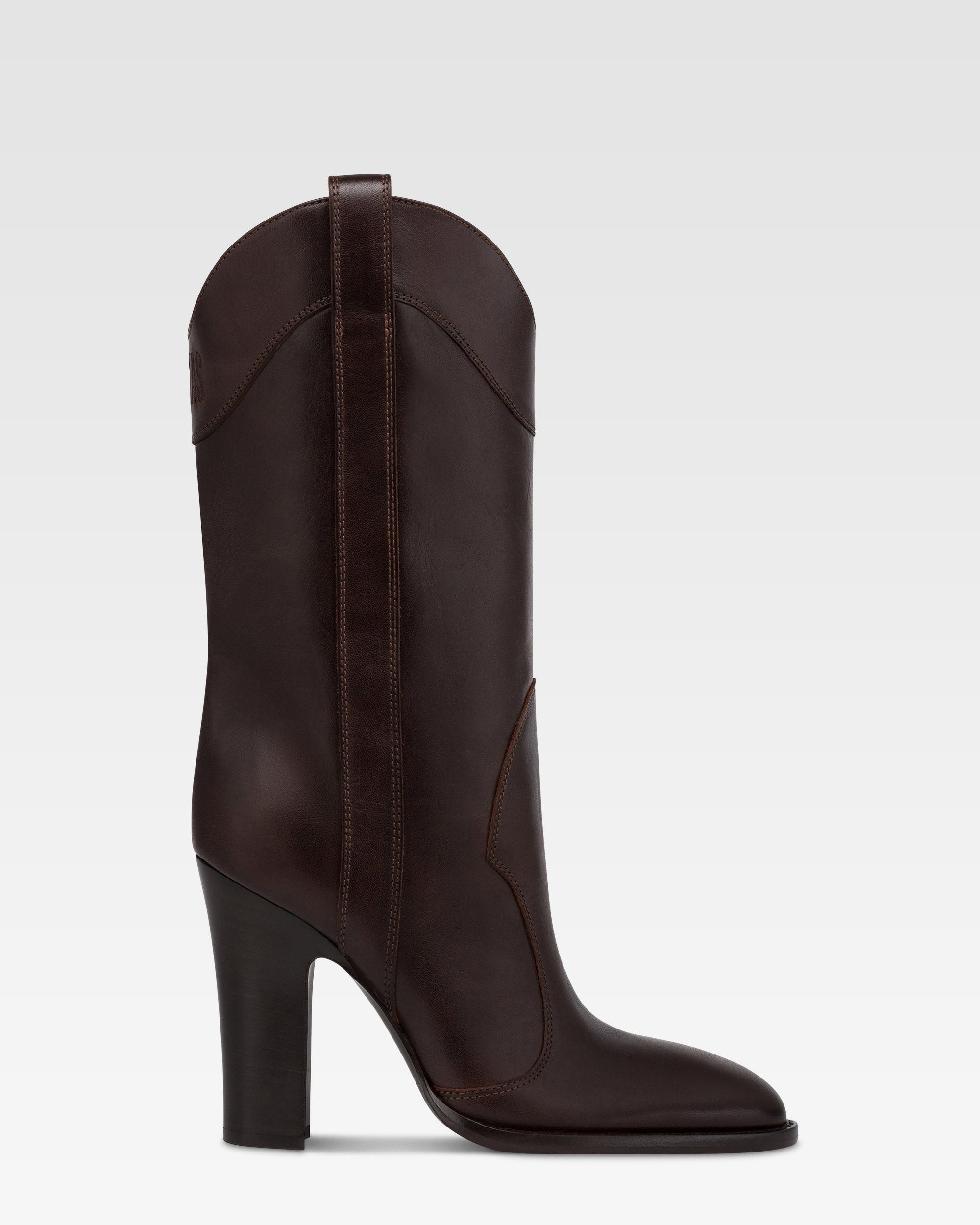 Botas de piel de becerro de color ebano.