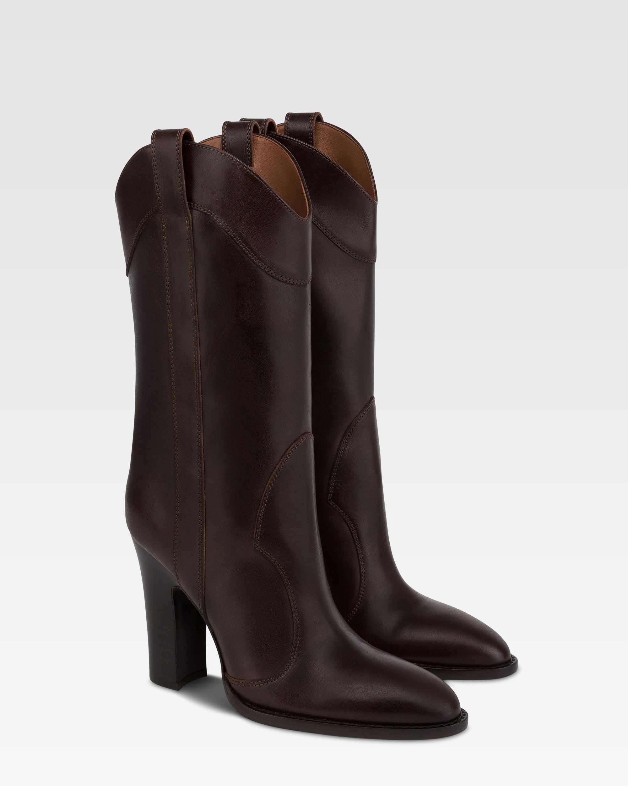 Botas de piel de becerro de color ebano.