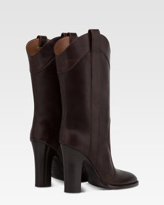 Botas de piel de becerro de color ebano.