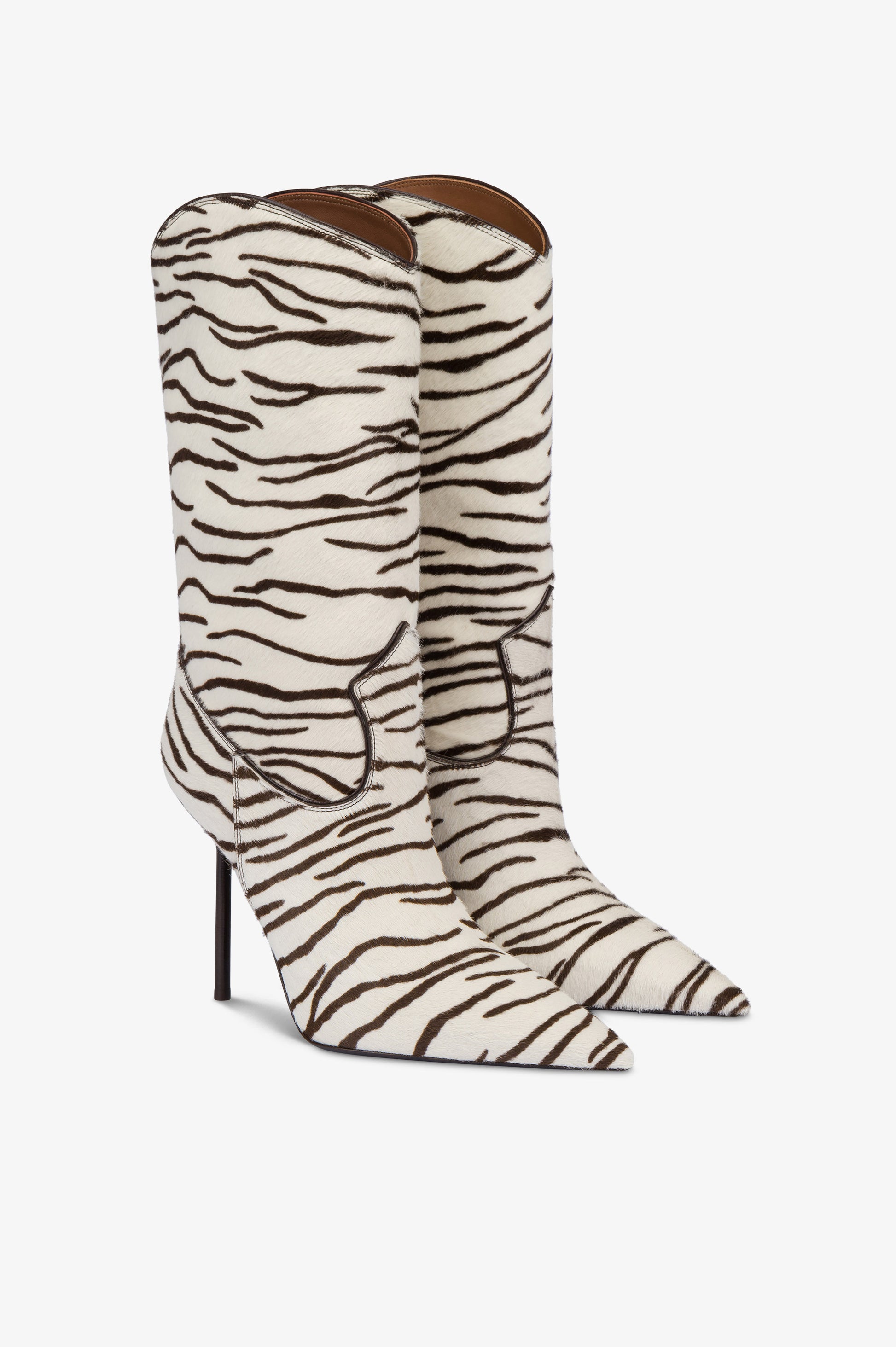 Stiefel aus weissem und tiefschwarzem bedrucktem Rindsleder.