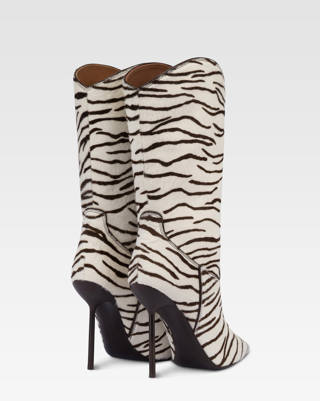 Boots in white and ebony printed cowhide.