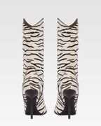 Boots in white and ebony printed cowhide.