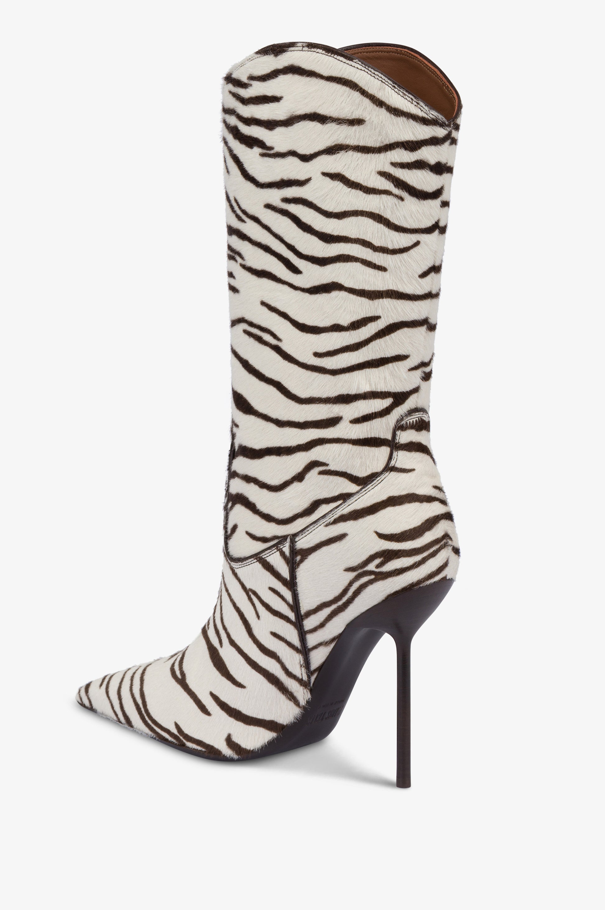 Stiefel aus weissem und tiefschwarzem bedrucktem Rindsleder.