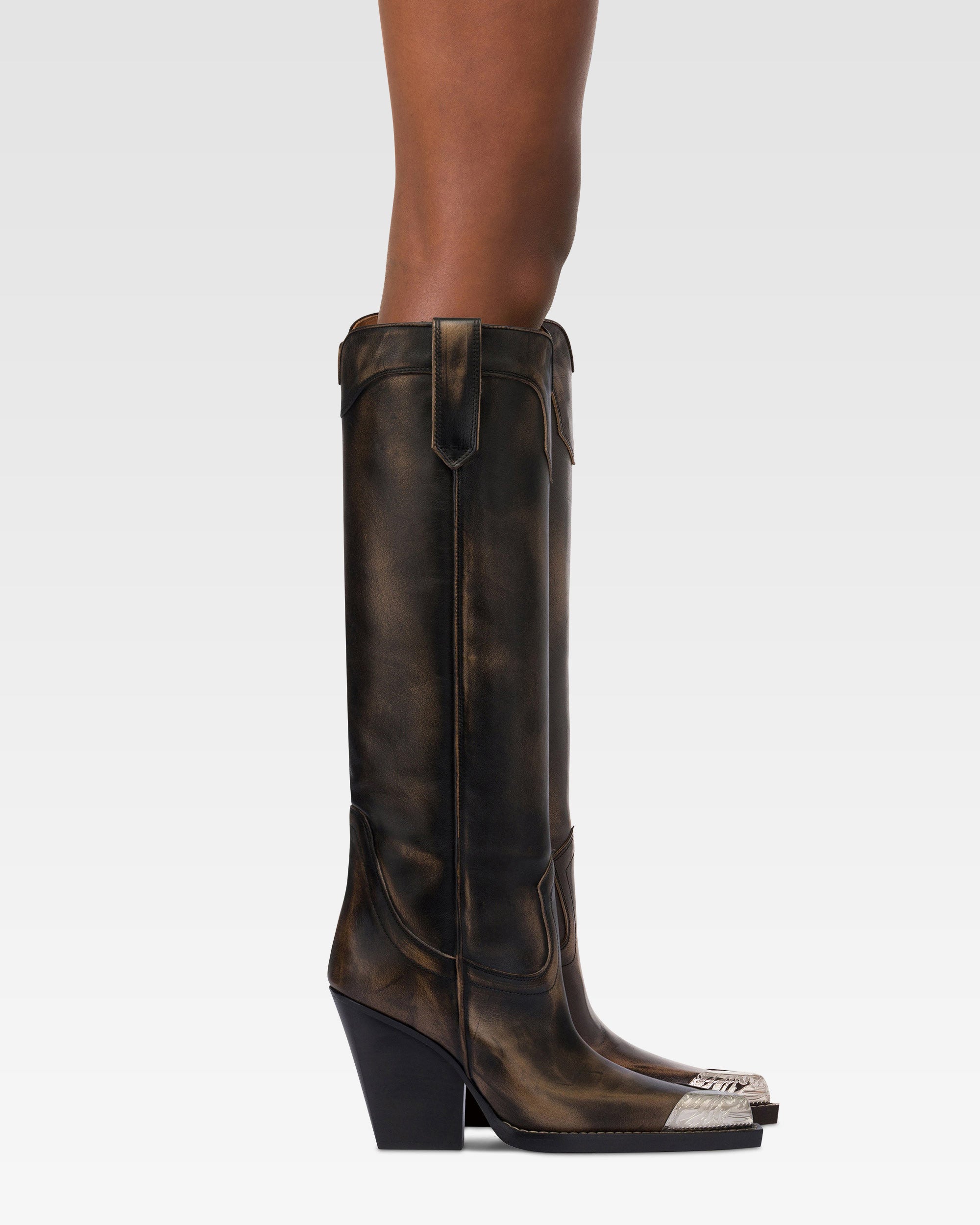 Botas de estilo tejano de piel cepillada de color negro.