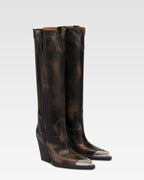 Botas de estilo tejano de piel cepillada de color negro.