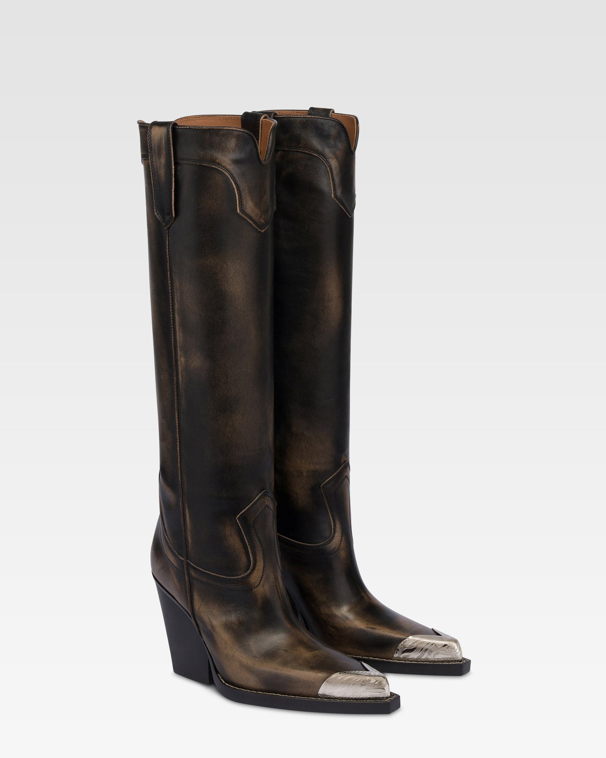 Botas de estilo tejano de piel cepillada de color negro.