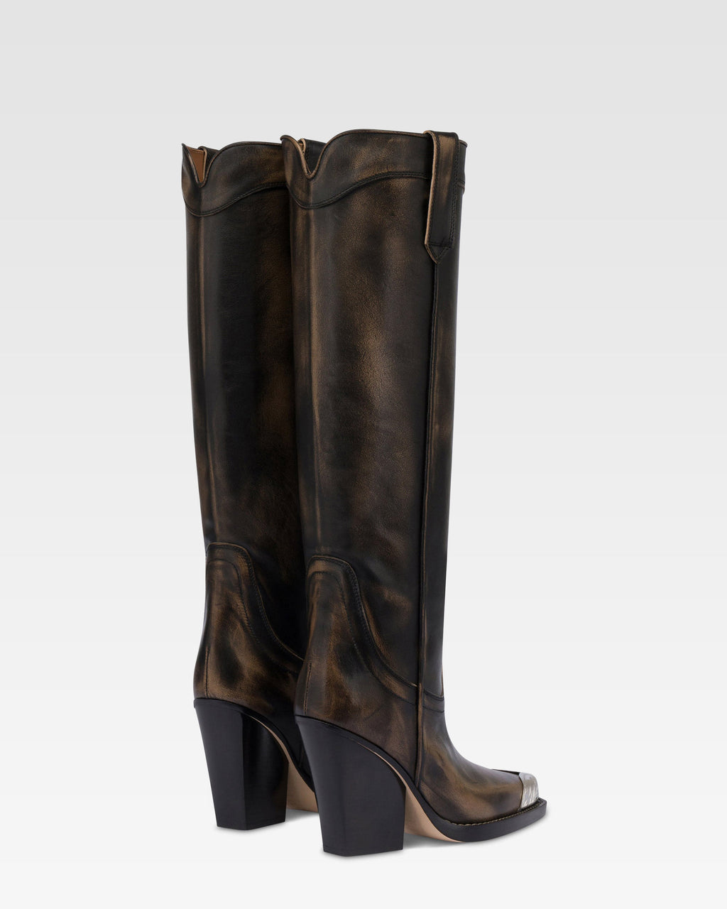 Botas de estilo tejano de piel cepillada de color negro.