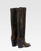 Botas de estilo tejano de piel cepillada de color negro.