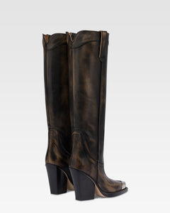 Botas de estilo tejano de piel cepillada de color negro.