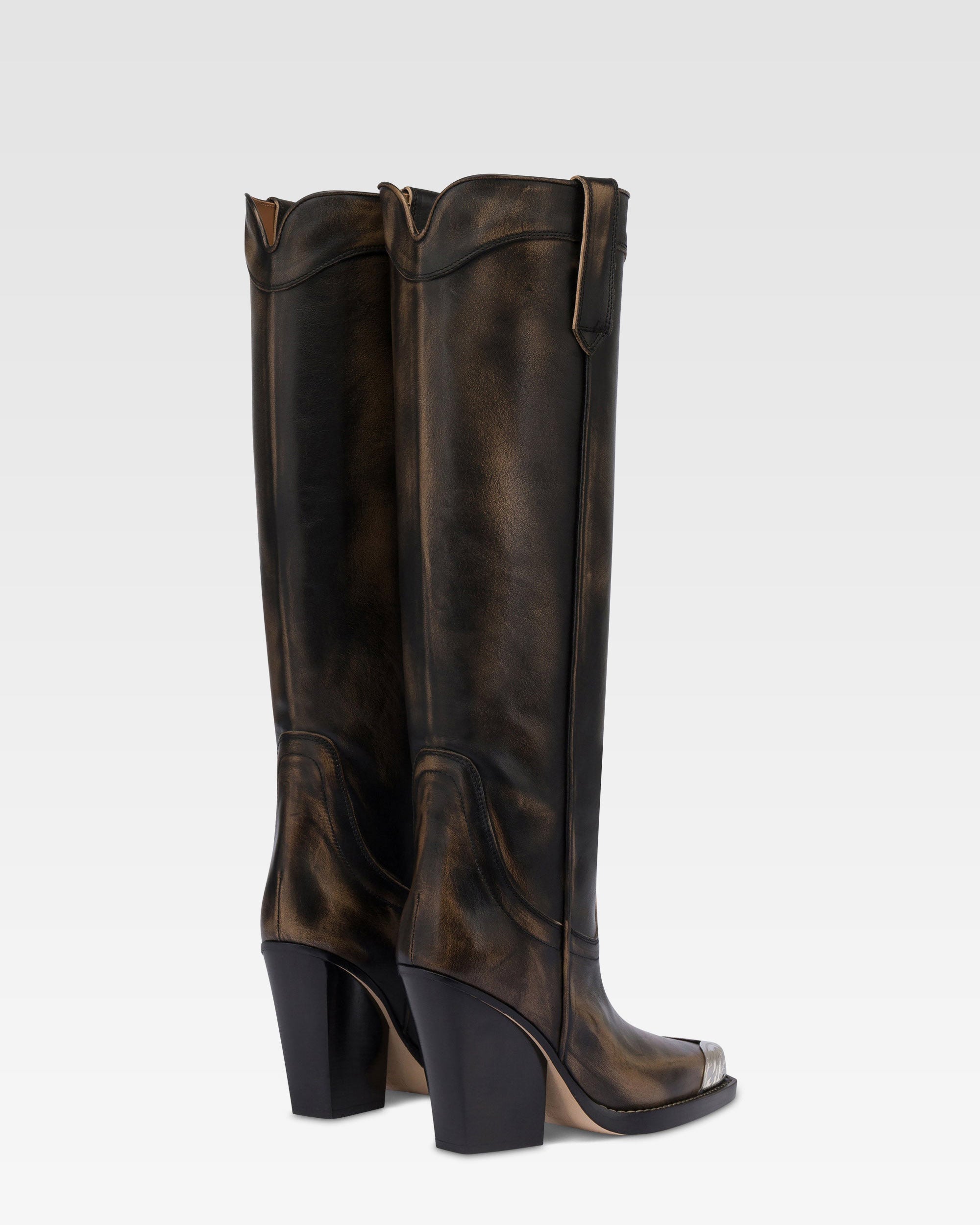 Botas de estilo tejano de piel cepillada de color negro.