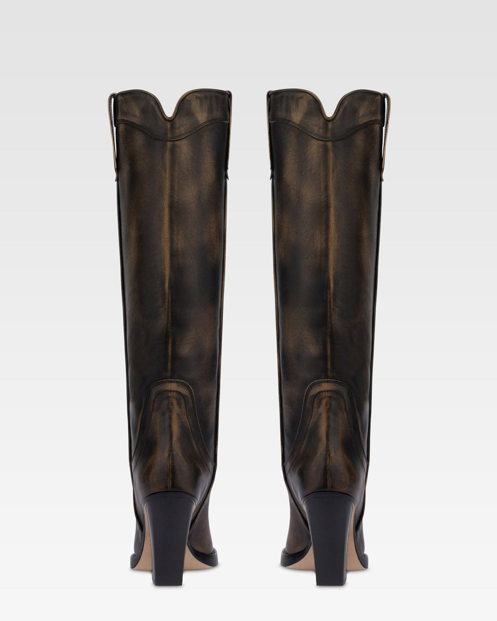 Botas de estilo tejano de piel cepillada de color negro.