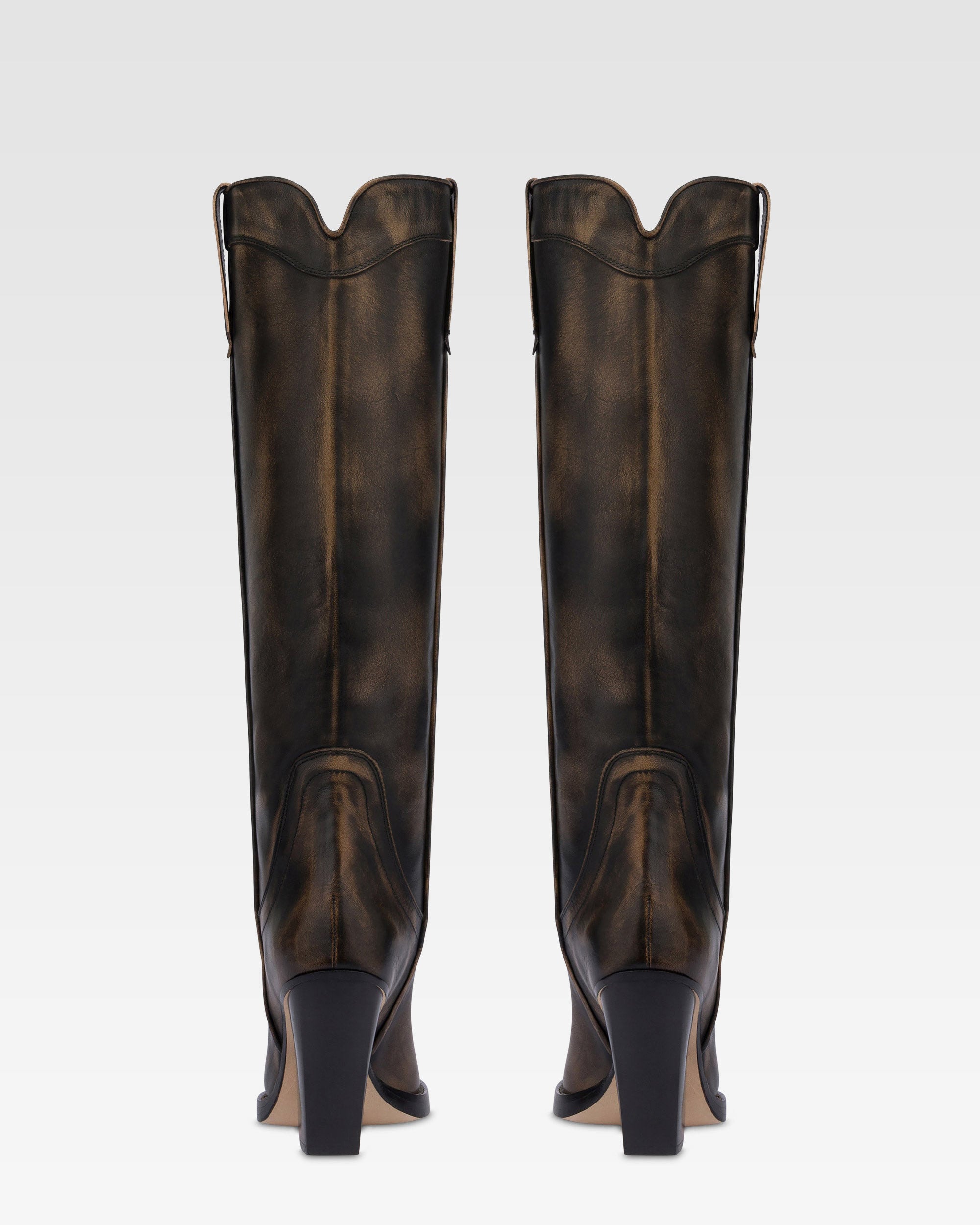 Botas de estilo tejano de piel cepillada de color negro.