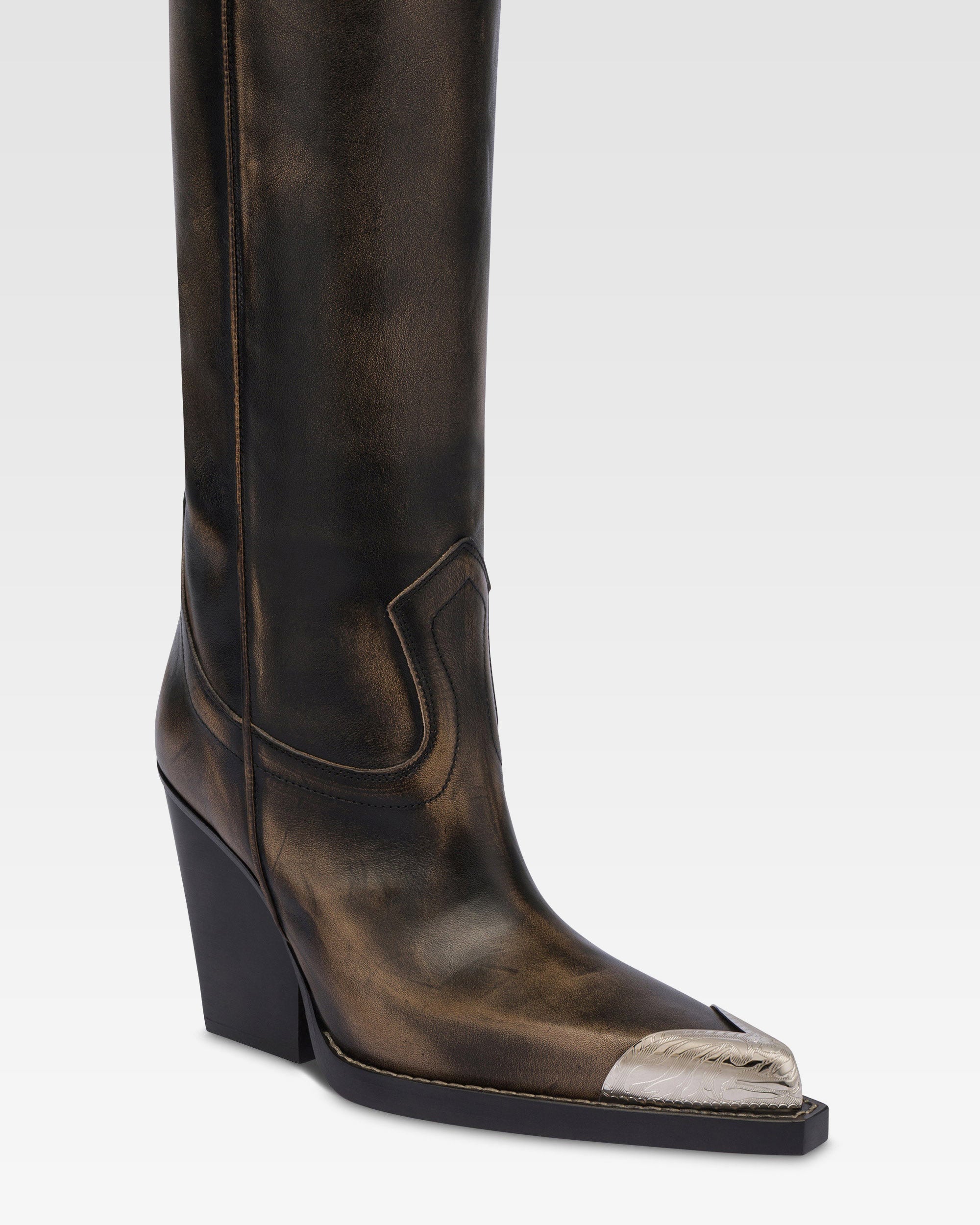 Botas de estilo tejano de piel cepillada de color negro.