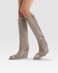 Botas tejanas de piel de ante de becerro de color piedra