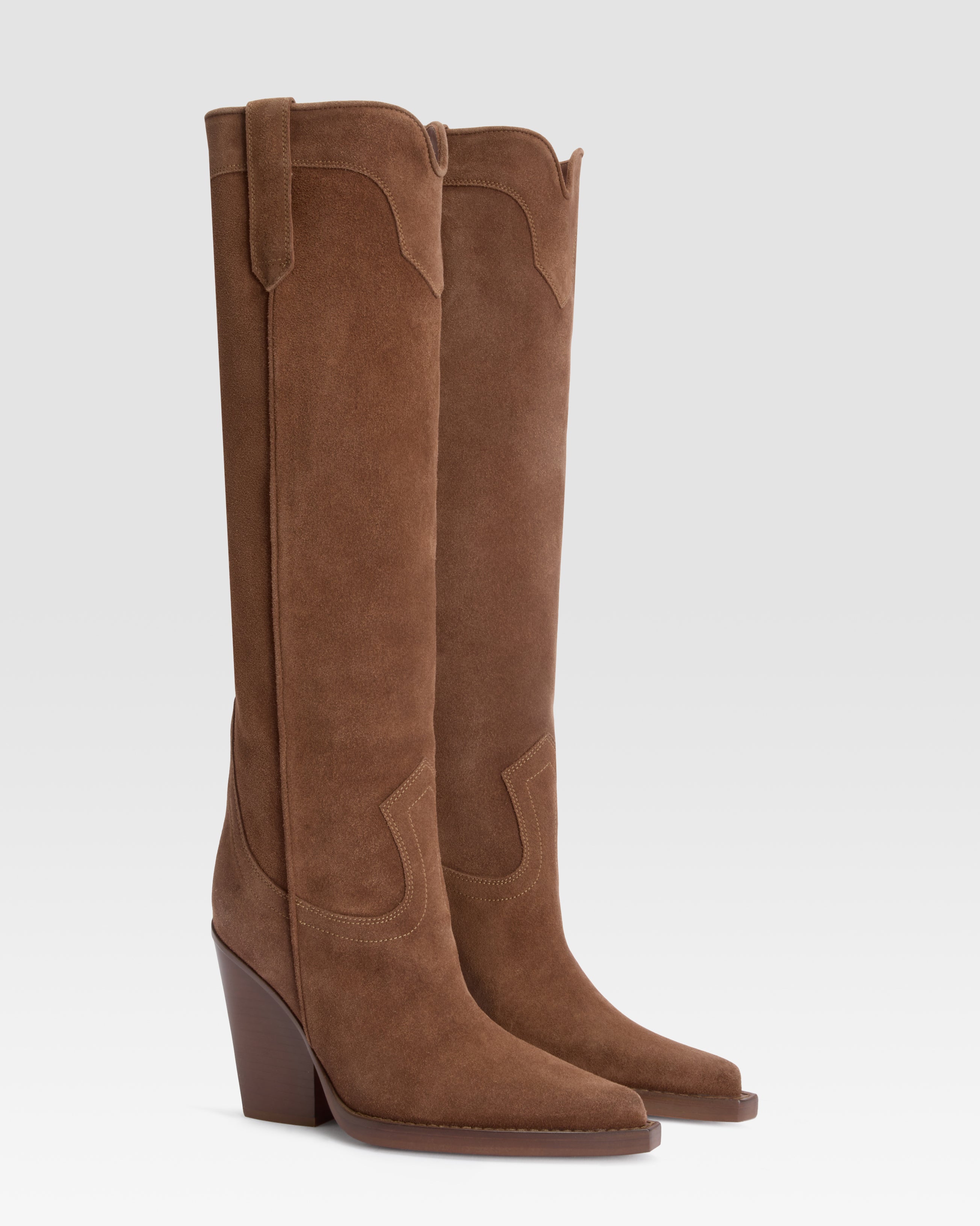 Boots in brown velour