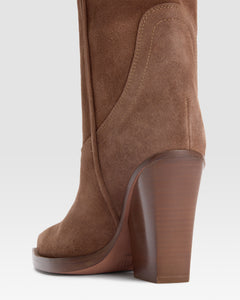Boots in brown velour