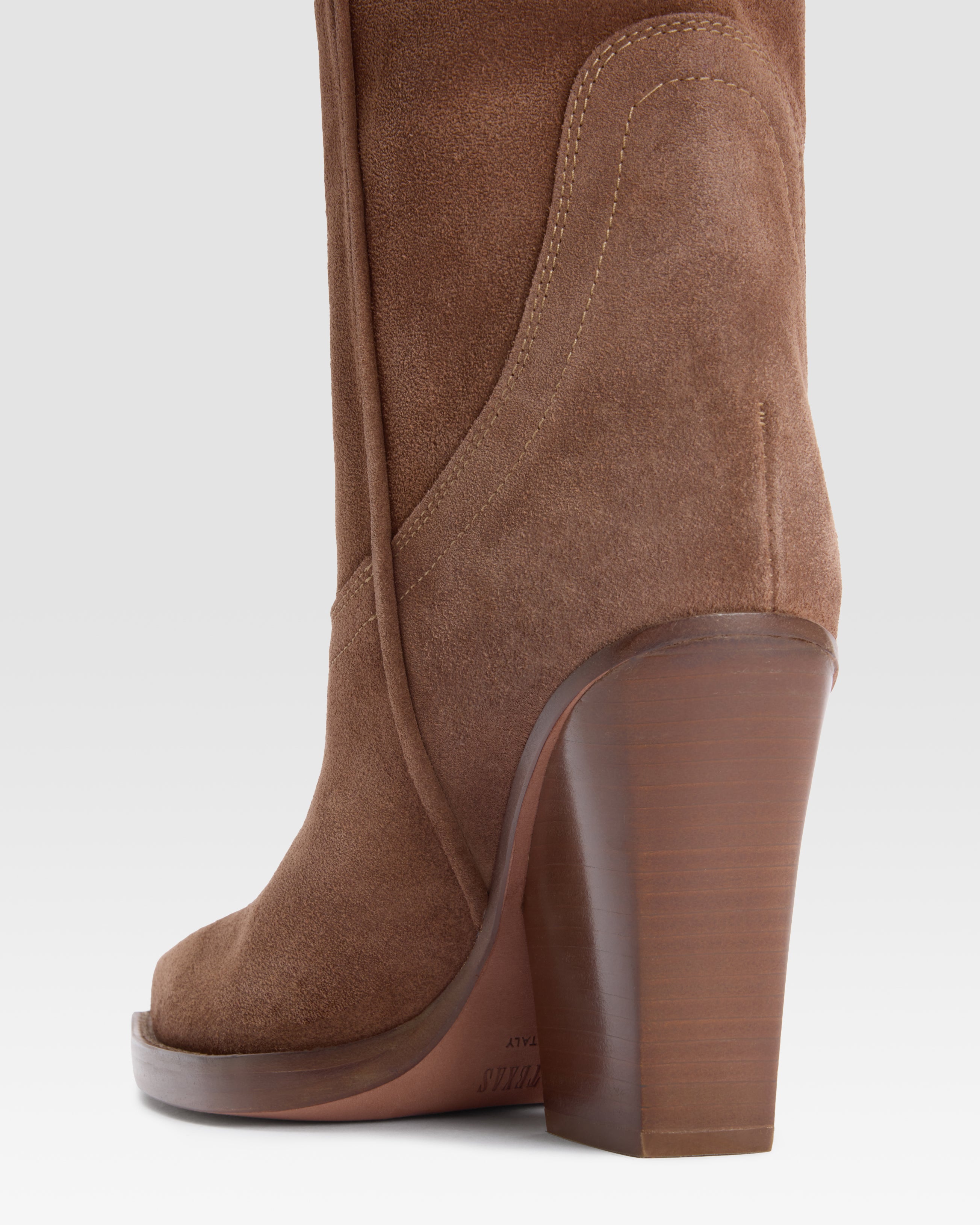 Boots in brown velour