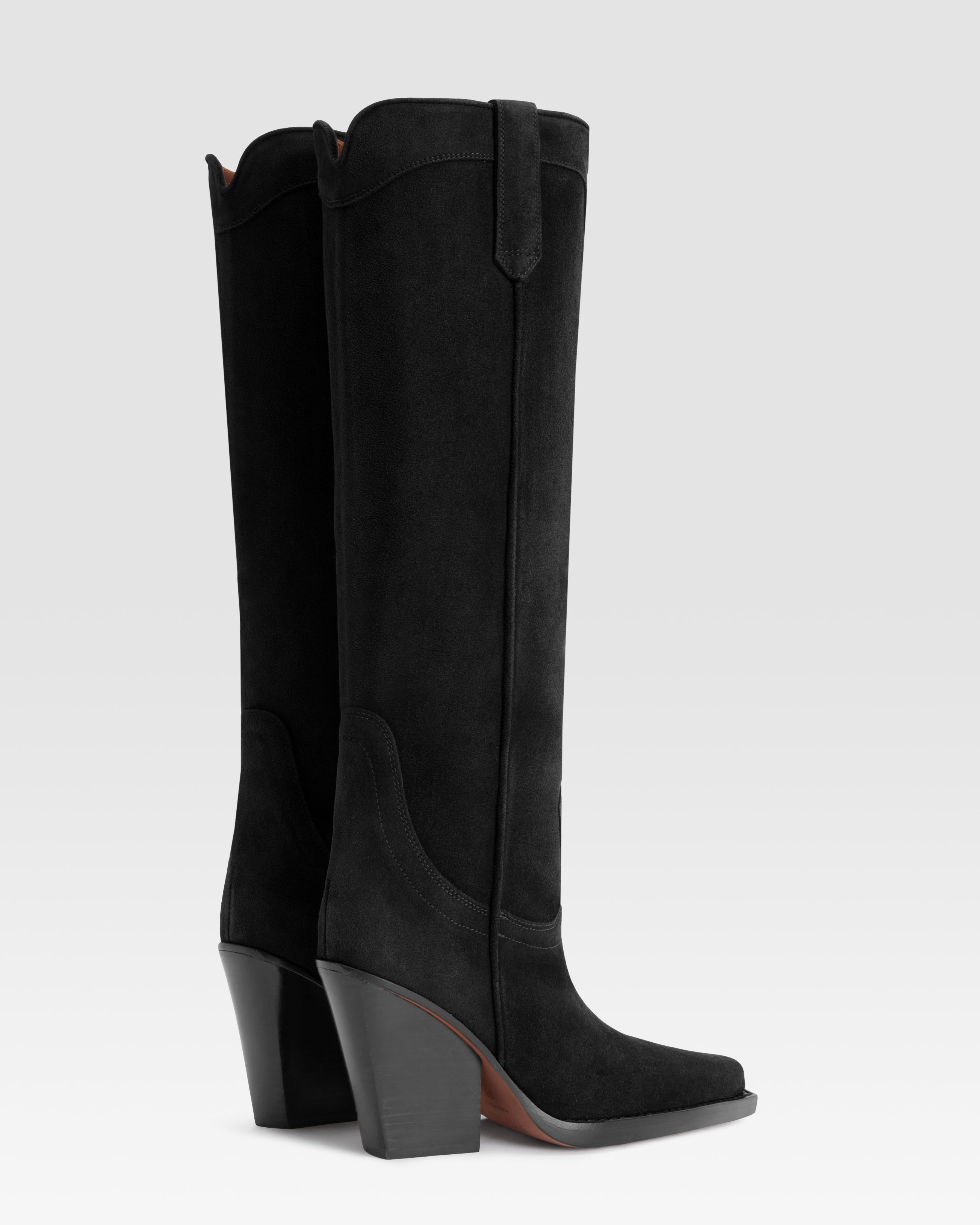 Boots in black velour