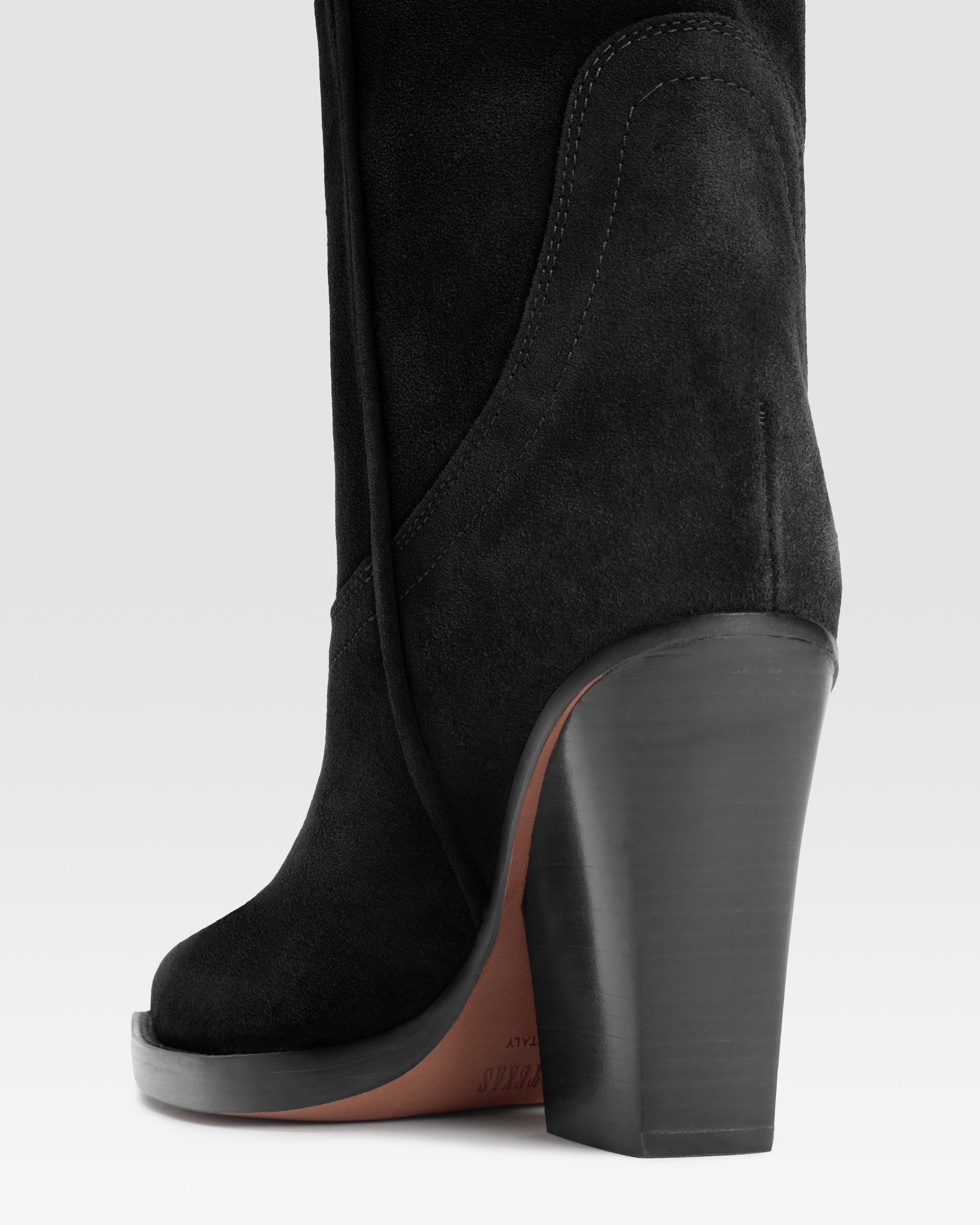 Boots in black velour