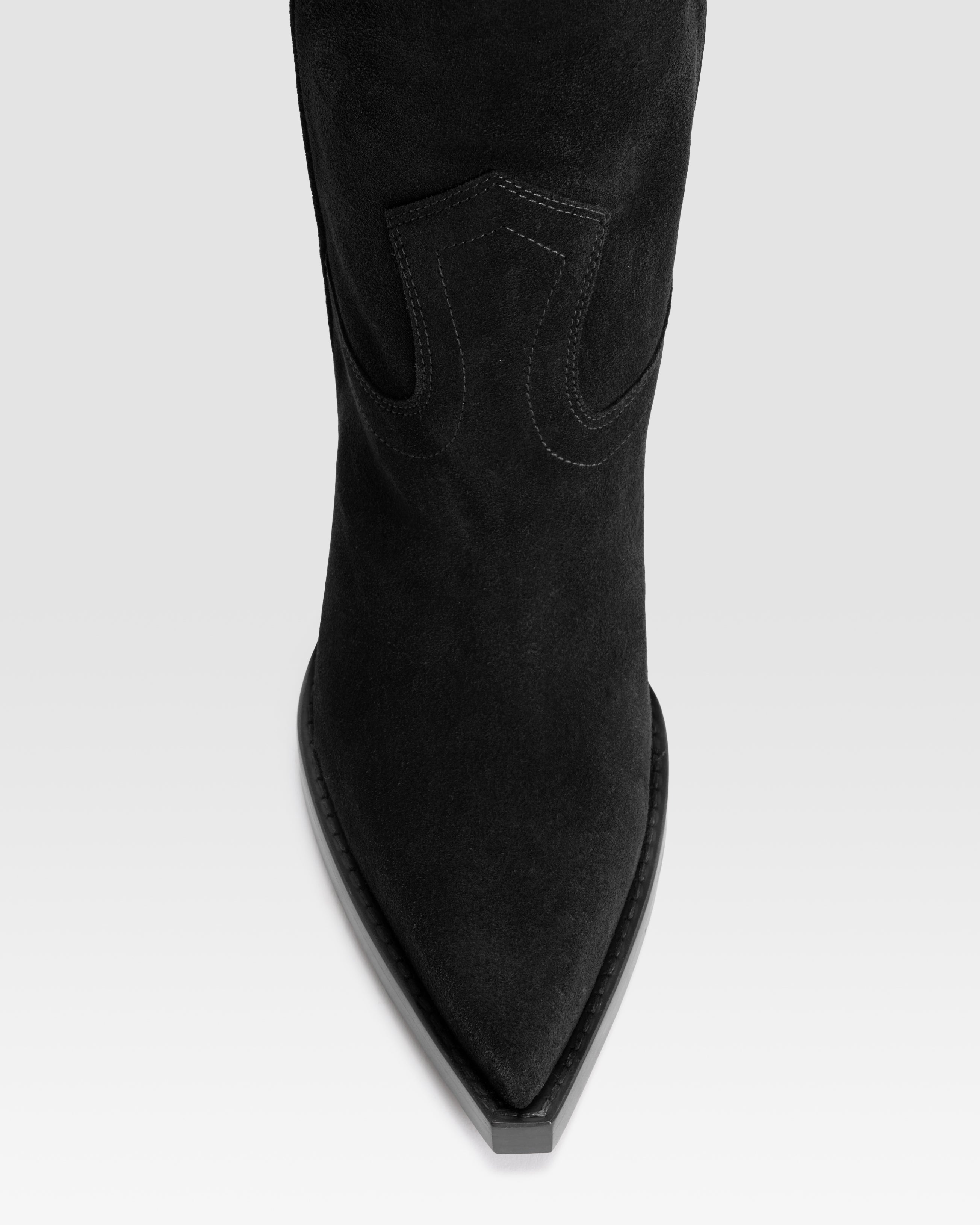 Boots in black velour
