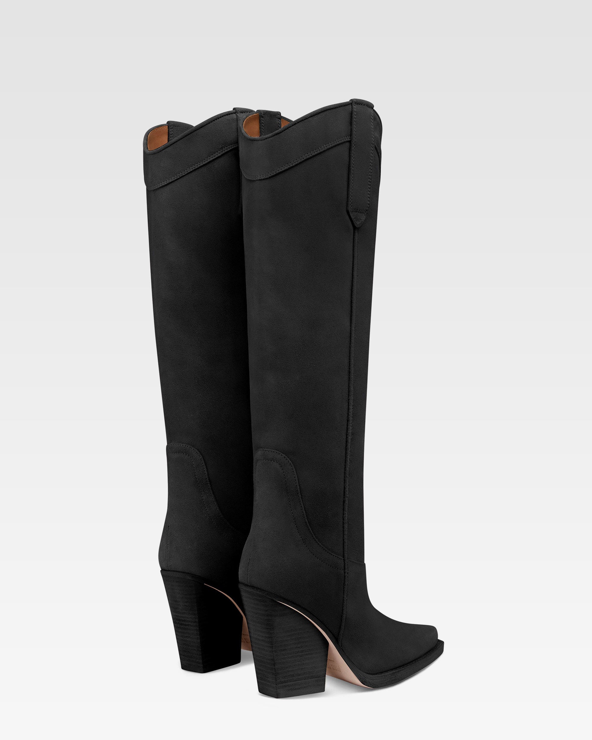 Boots in black velour