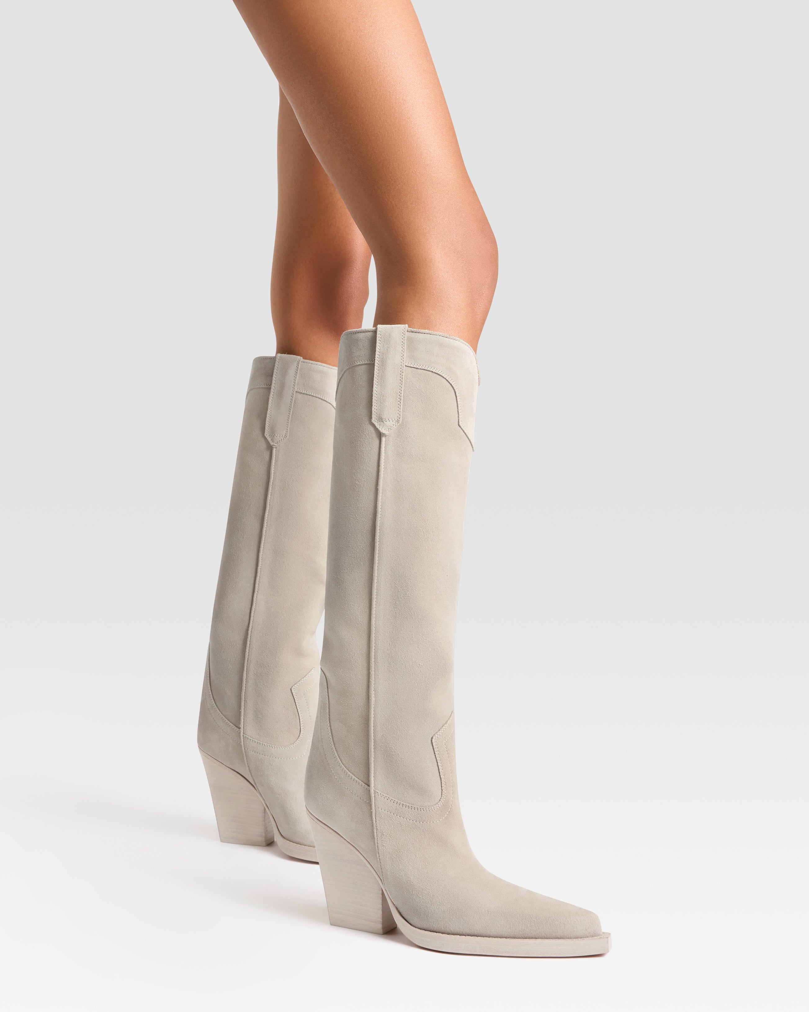 Boots in white velour